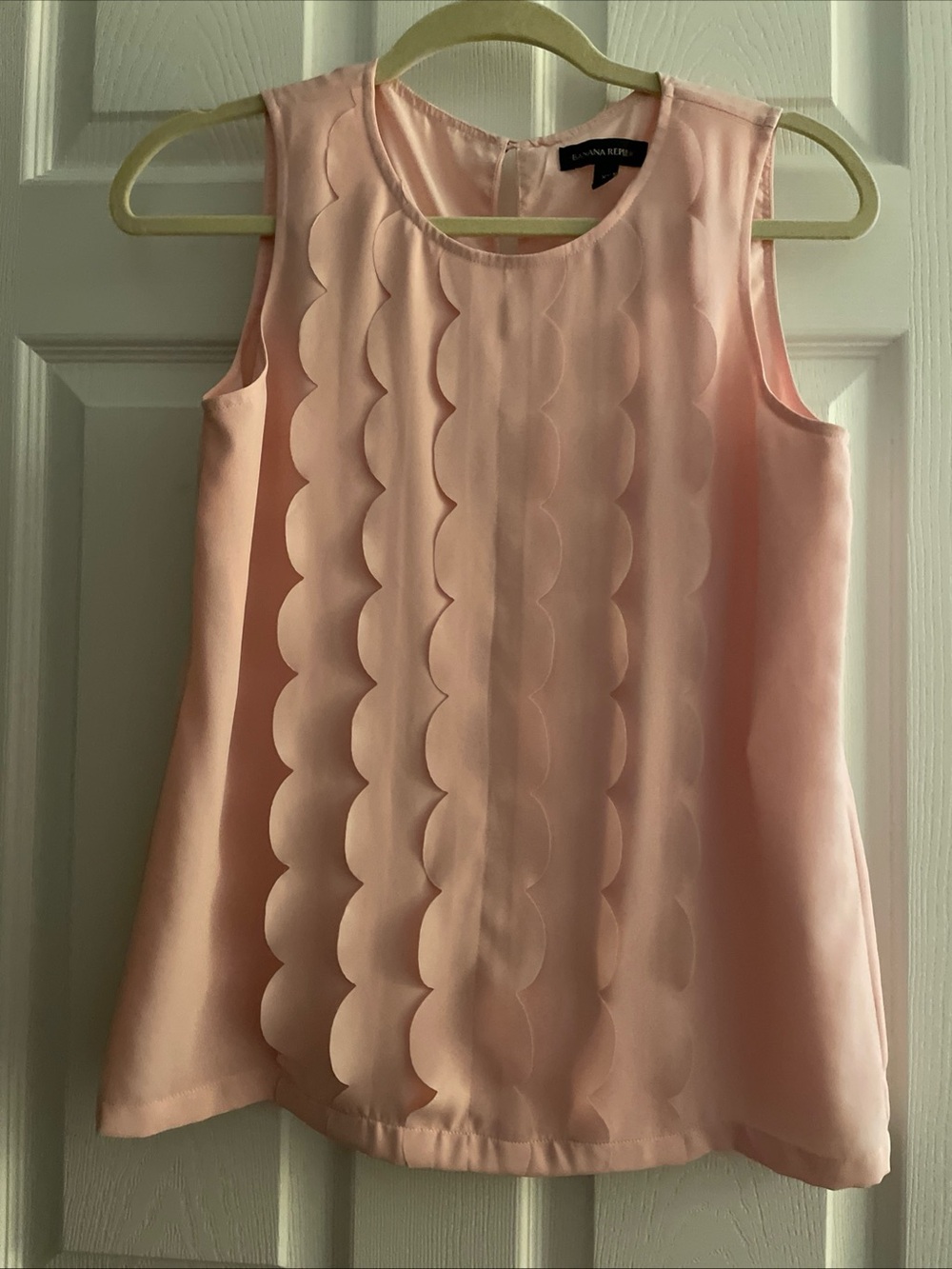 Banana Republic Pale Pink Scallop Front Sleeveless Top